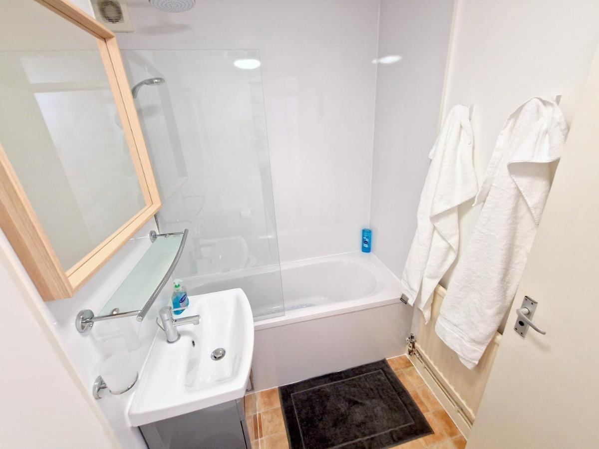 Апартаменты Flat In Battersea, 5 Minutes From Clapham Junction Station Лондон Экстерьер фото
